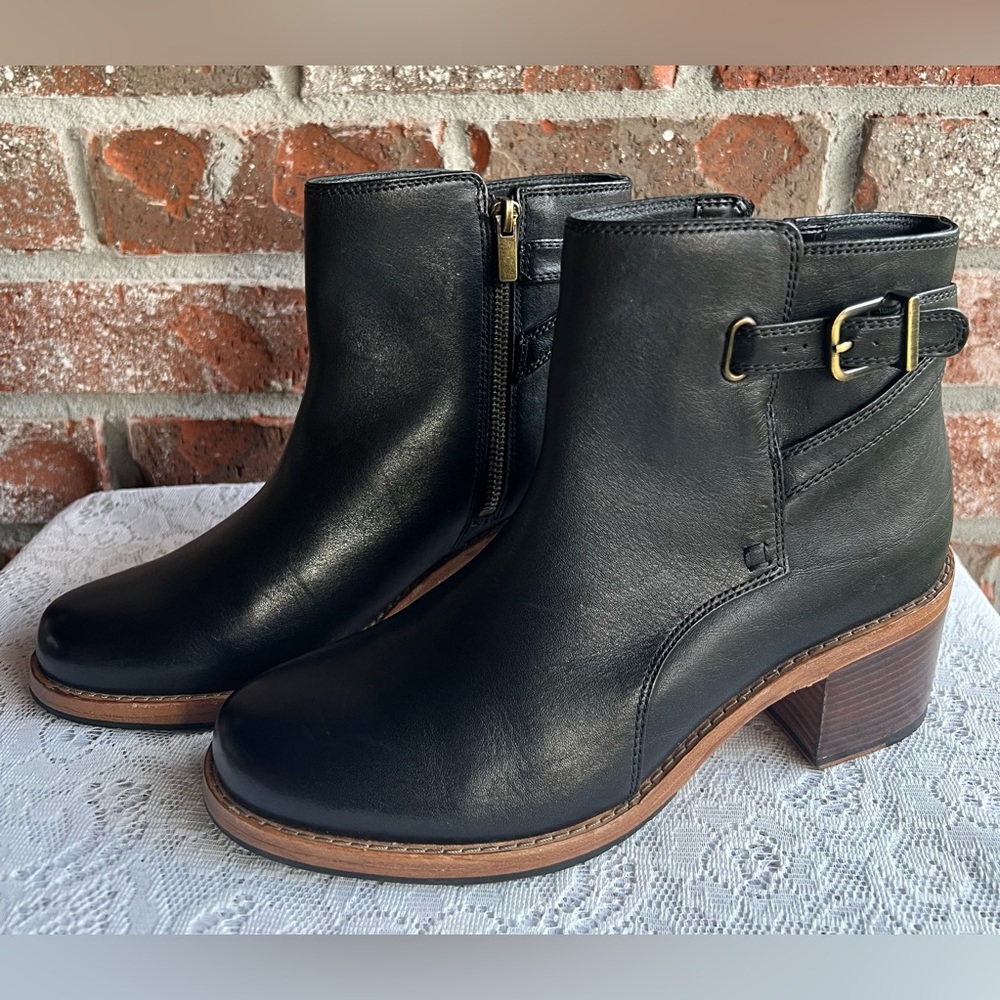 Clarks Black Leather Clarkdale Jax Ankle Boots size 7.5